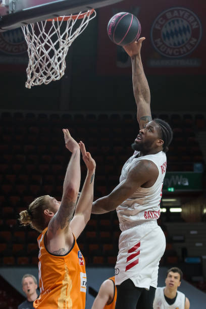 队主力后卫 队主力后卫