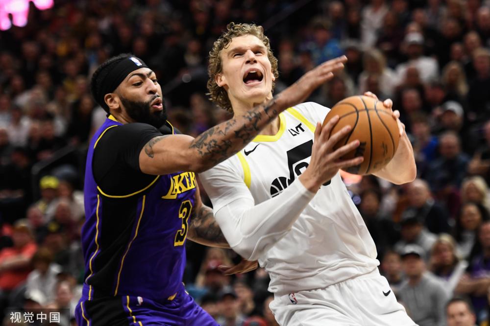 福布斯25年NBA球员收入排名！三人破亿，库里打破詹姆斯统治登顶（福布斯公布近25年NBA球员收入榜：三人生涯破亿美元，库里取代詹姆斯登顶）